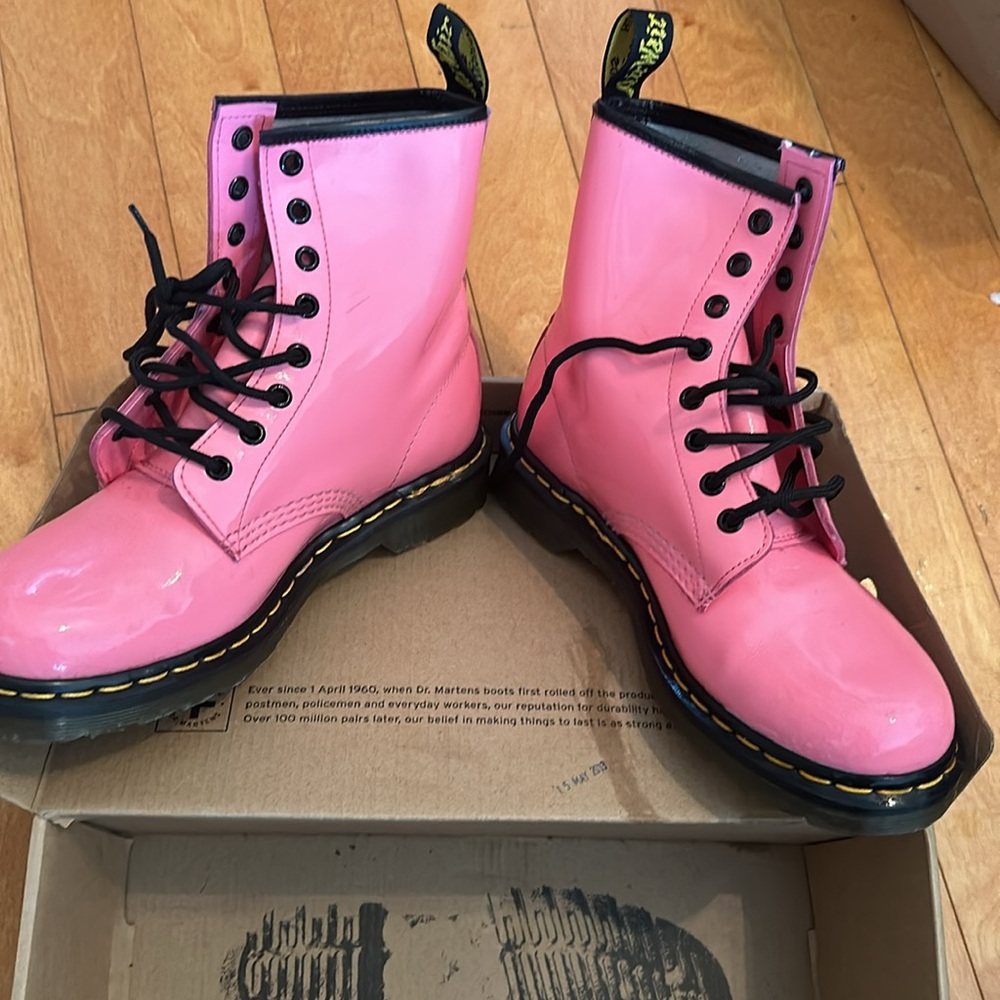 Pink doc martens, barely worn - Picture 3 of 4